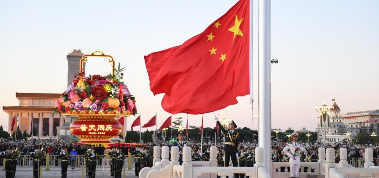 Uma cerimônia de hasteamento da bandeira marcando o 75º aniversário da fundação da República Popular da China é realizada na Praça Tian'anmen, em Beijing, capital da China, em 1º de outubro de 2024