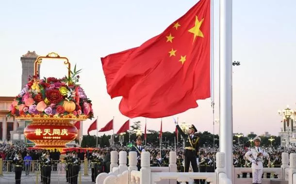 Uma cerimônia de hasteamento da bandeira marcando o 75º aniversário da fundação da República Popular da China é realizada na Praça Tian'anmen, em Beijing, capital da China, em 1º de outubro de 2024
