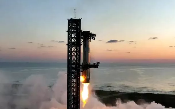 O Super Heavy retornando ao local de lançamento para ser capturado por sua torre de lançamento em seu vôo de 13 de outubro