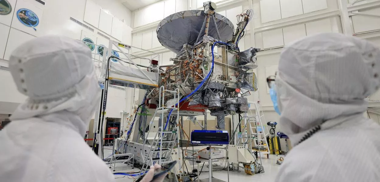 Espaçonave Europa Clipper sendo construída e testada no Laboratório de Propulsão a Jato durante um tour pela mídia, em Pasadena, Califórnia, EUA