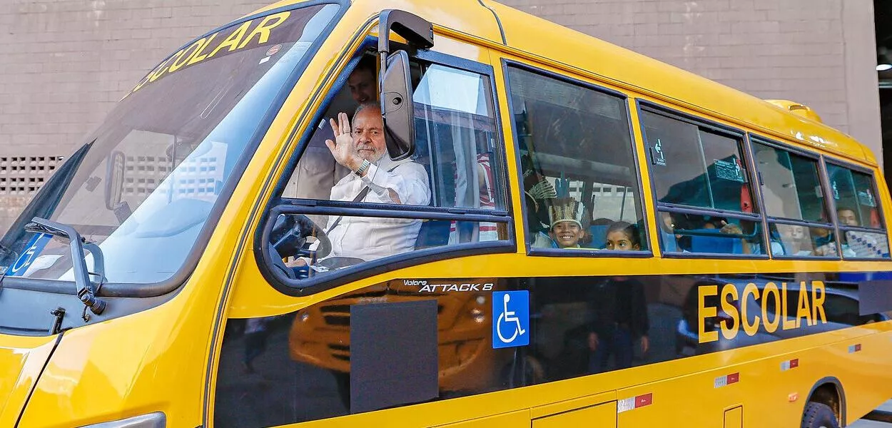 Lula em cerimônia de entrega de novos ônibus escolares