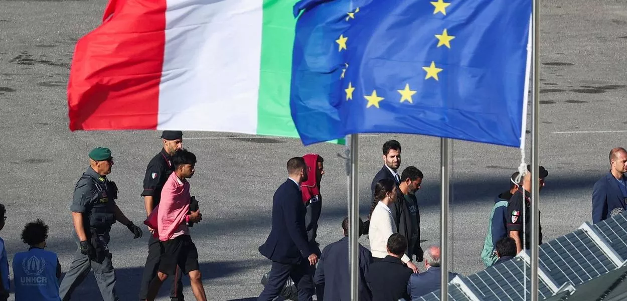 Navio da Marinha italiana chega à Albânia com primeiro grupo de imigrantes
 16/10/2024   REUTERS/Florion Goga
