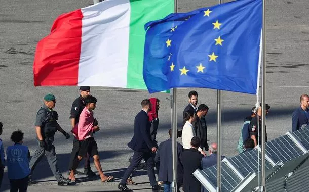 Navio da Marinha italiana chega à Albânia com primeiro grupo de imigrantes
 16/10/2024   REUTERS/Florion Goga