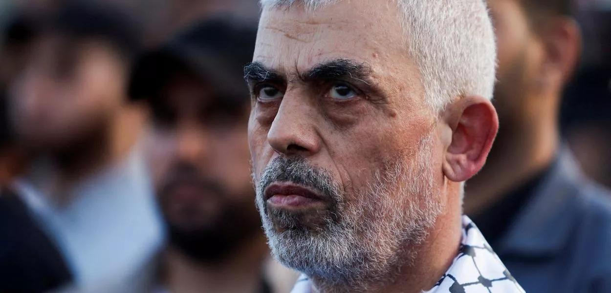 Yahya Sinwar observa apoiadores palestinos do Hamas em manifestação na Cidade de Gaza, 1º/10/2022