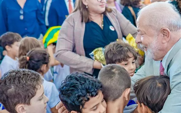 Lula em evento com crianças 