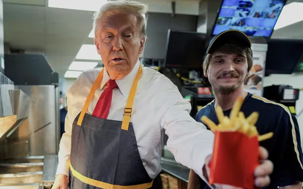 Trump distribui batatas fritas