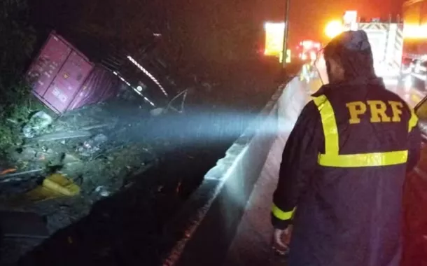 Tragédia na BR-376: carreta tomba sobre van e mata nove atletas de remo