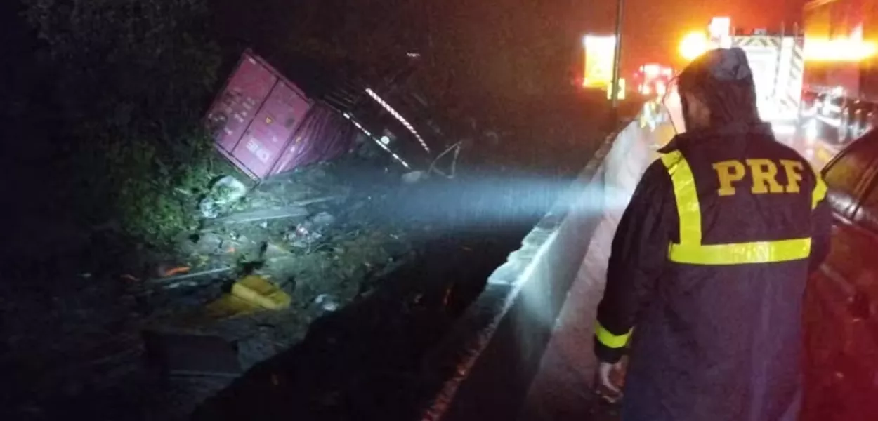 Carreta container tomba sobre van na BR-376, no Paraná
