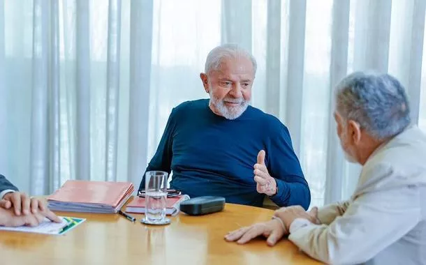 Lula publica primeira foto após acidente doméstico