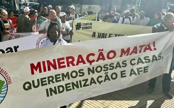 Grupo de atingidos faz ato para marcar início de julgamento da tragédia de Mariana em Londres