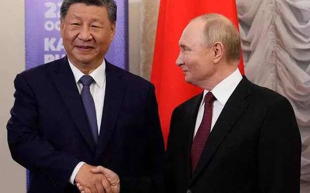 Xi Jinping (à esq.) e Vladimir Putin