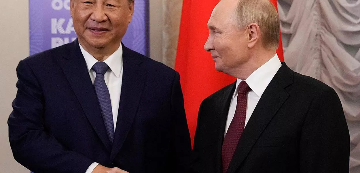 Xi Jinping (à esq.) e Vladimir Putin