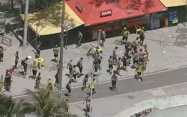 Torcedores do Peñarol em confronto no Rio de Janeiro