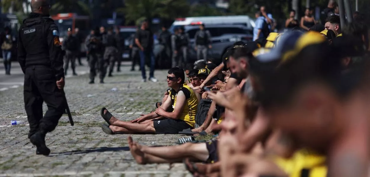 Torcedores do Peñarol detidos pela polícia do Rio após tumulto na praia do Recreio
23/10/2024
REUTERS/Ricardo Moraes