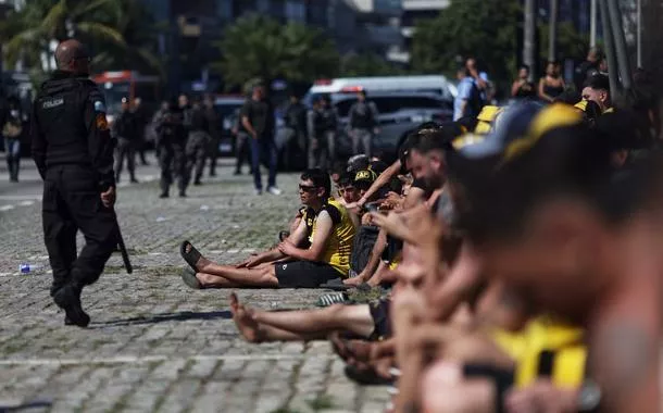 Torcedores do Peñarol detidos pela polícia do Rio após tumulto na praia do Recreio
23/10/2024
REUTERS/Ricardo Moraes