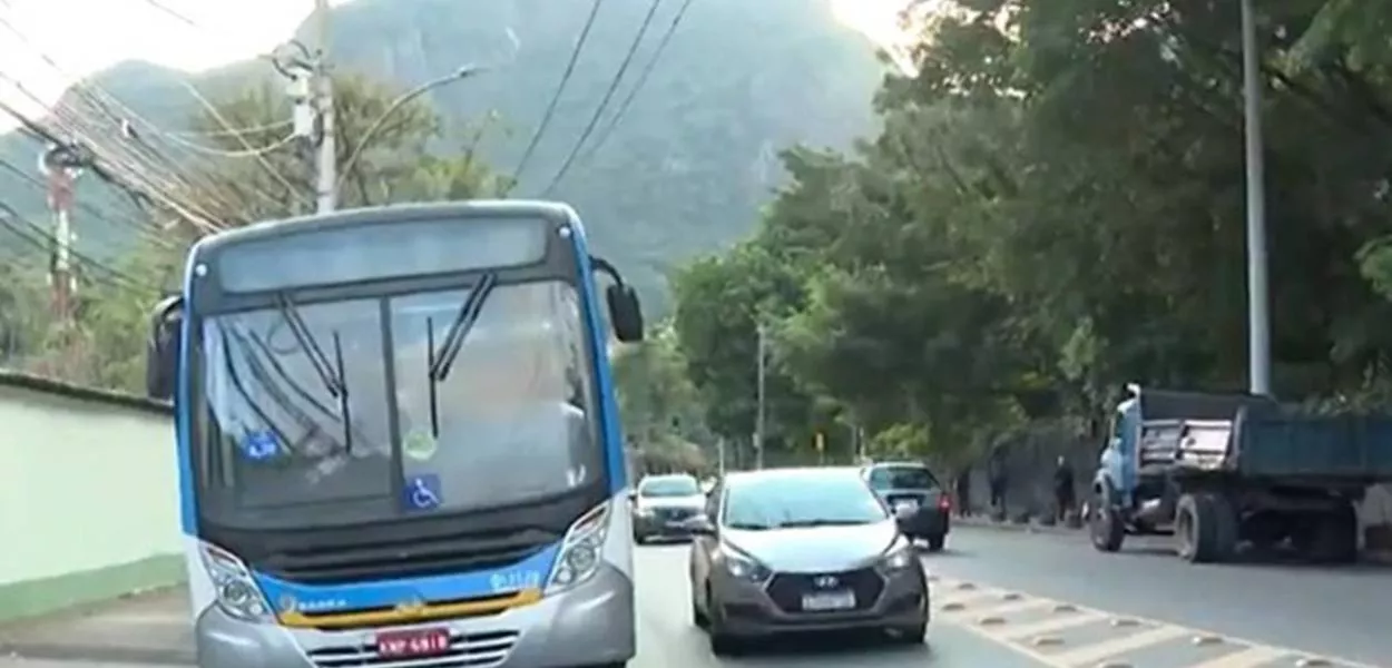 Ônibus usado por criminosos no Rio 