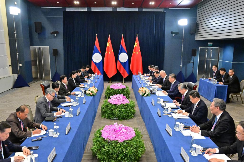 Xi insta a China y Laos a forjar un modelo de cooperación en el marco de la Franja y la Ruta.