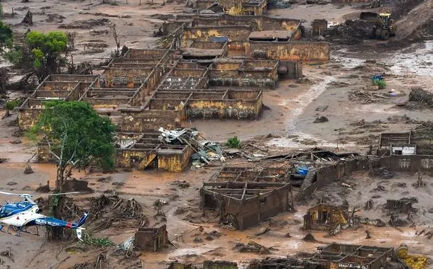 Destruição em Mariana (MG) após rompimento da barragem de Fundão
