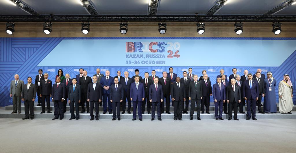 Xi pede que os países do "BRICS Plus" busquem segurança e desenvolvimento comuns e harmonia entre civilizações