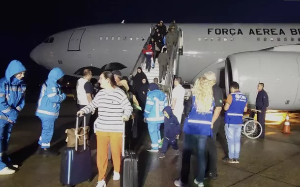 Quando deixam a aeronave, os brasileiros e familiares contam com o acolhimento de profissionais