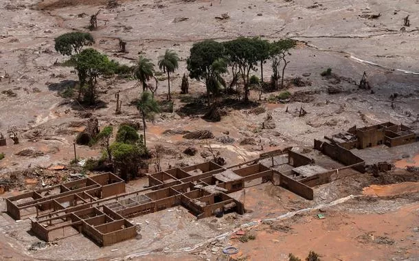 Destroços da localidade de Bento Rodrigues, que foi destruída por avalanche de lama após rompimento de barragem da Samarco em Mariana (MG)
10/11/2015
