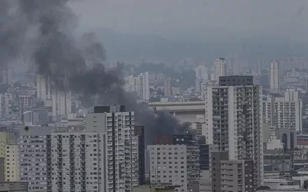 Prédio no Brás, em São Paulo, pega fogo e corre risco de desabar