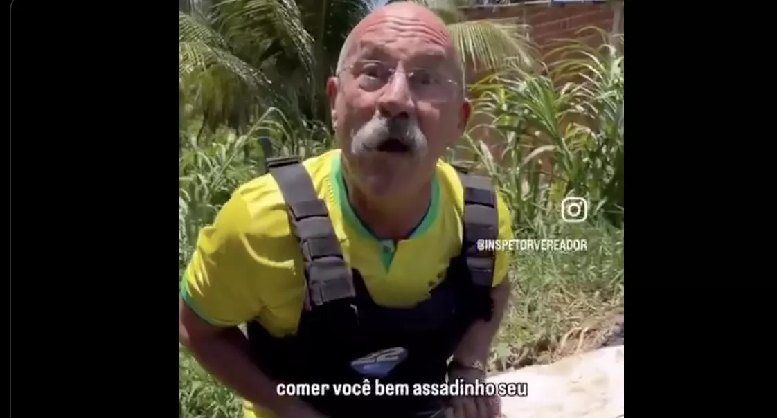 Vereador de extrema-direita tortura leitão em Fortaleza para demonstrar apoio ao fascismo