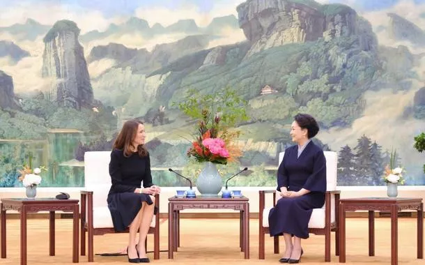 Peng Liyuan conversa durante o chá com a esposa do presidente finlandês