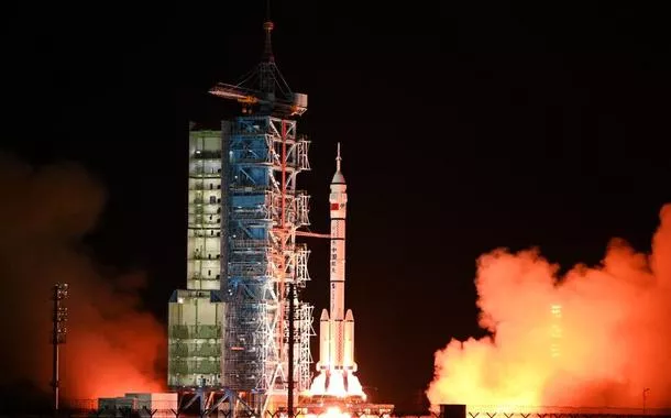 China lança nave espacial tripulada Shenzhou-19