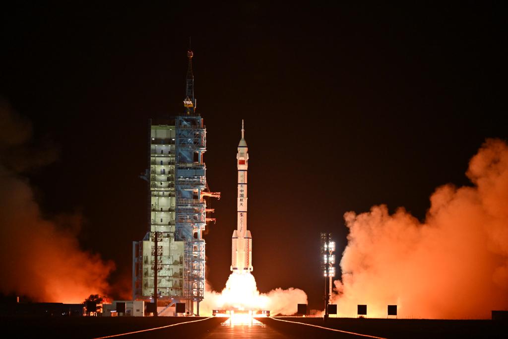 China lança nave espacial tripulada Shenzhou-19 