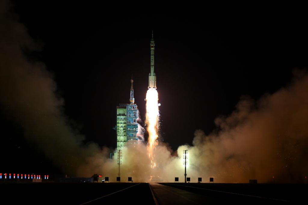 China lança nave espacial tripulada Shenzhou-19 