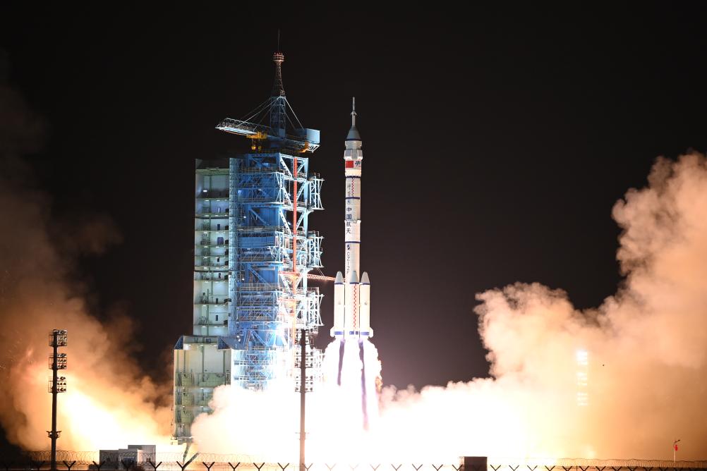 China lança nave espacial tripulada Shenzhou-19