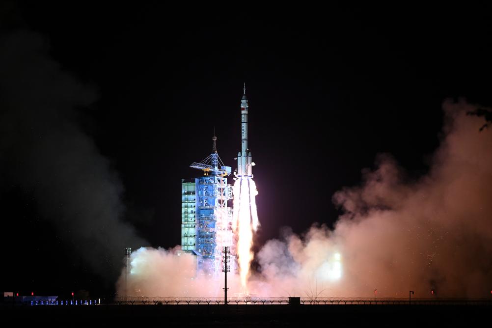 China lança nave espacial tripulada Shenzhou-19 