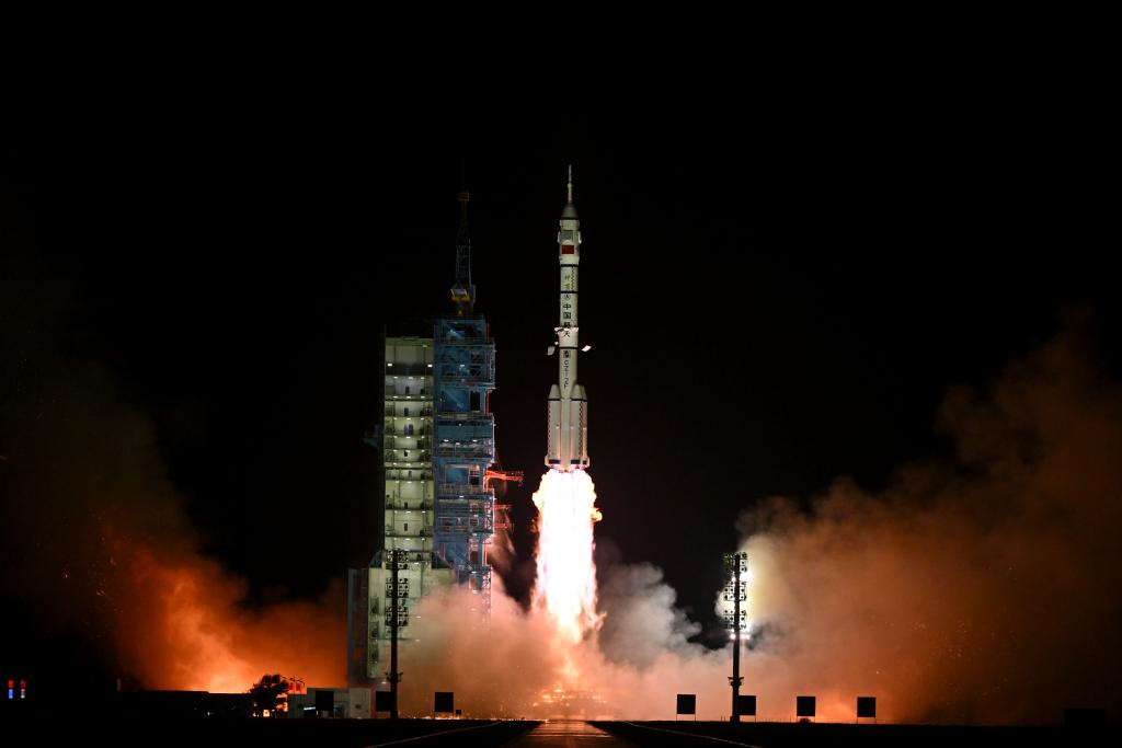 China lança nave espacial tripulada Shenzhou-19 