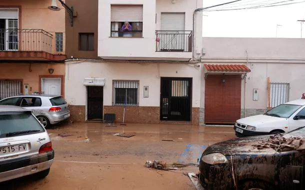 Mulher olha pela janela rua enlameada após enchentes causadas por chuvas torrenciais em La Alcudia, na região espanhola de Valência
30/10/2024 REUTERS/Eva Manez