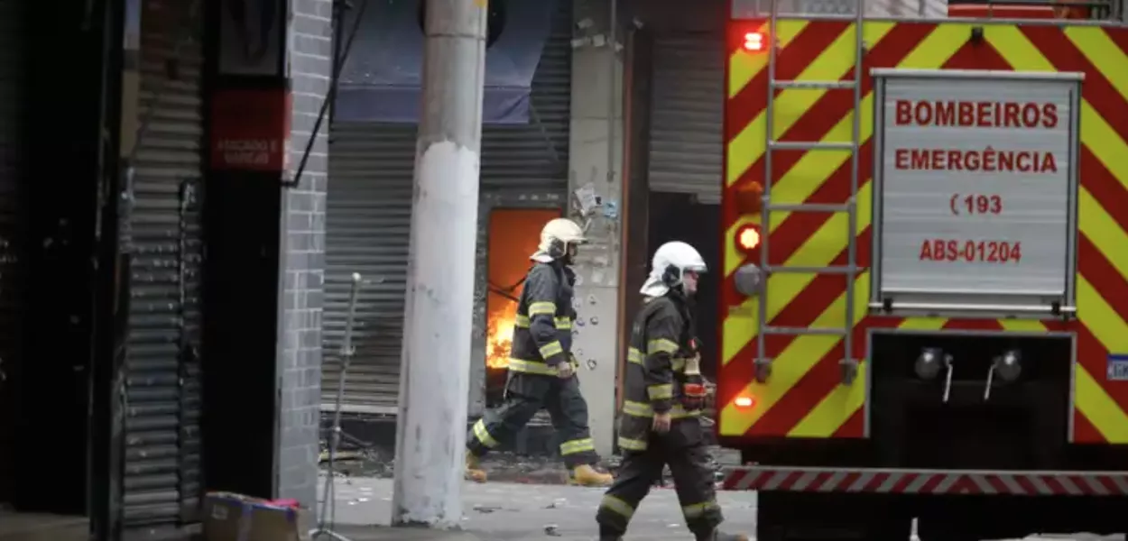Incêndio de grandes proporções atingiu shopping na região do Brás, em São Paulo