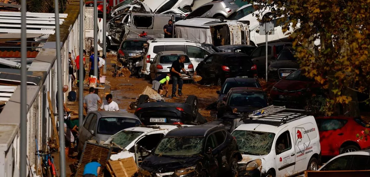 Carros empilhados após chuva forte em Valência
 1/11/2024    REUTERS/Susana Vera