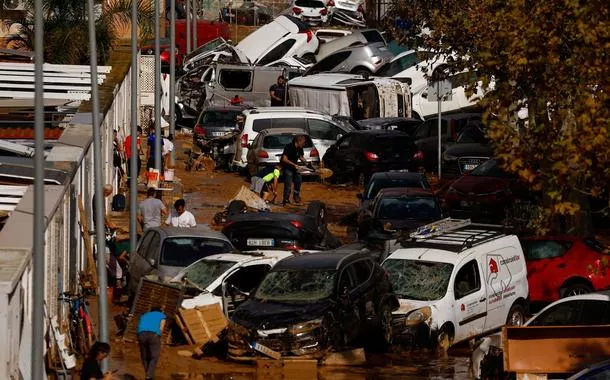 Carros empilhados após chuva forte em Valência
 1/11/2024    REUTERS/Susana Vera