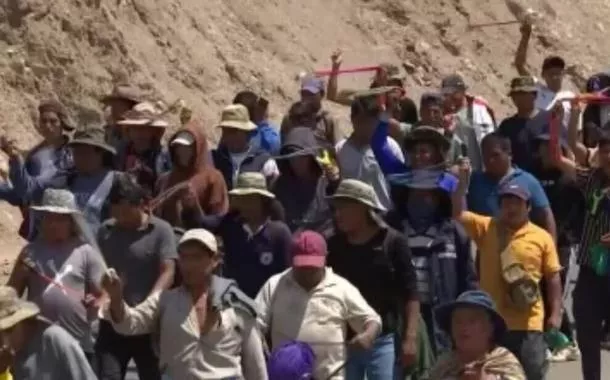 Apoiadores de Evo invadem quartel na Bolívia