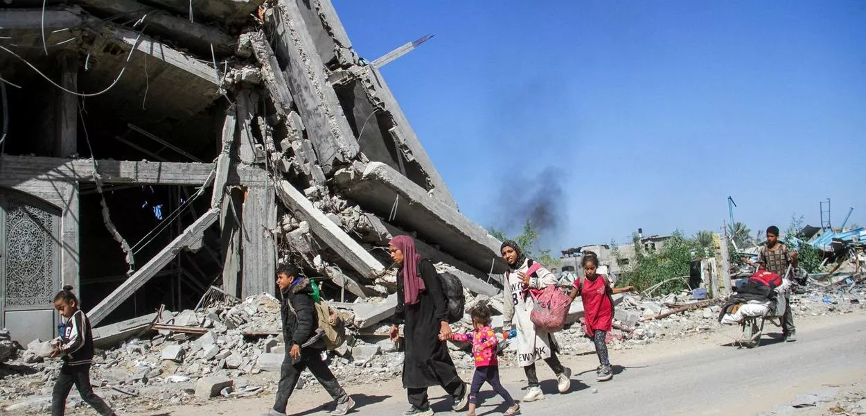Palestinos deixam parte norte de Gaza em meio a operação militar israelense, em Jabalia, no norte da Faixa de Gaza
22/10/2024
