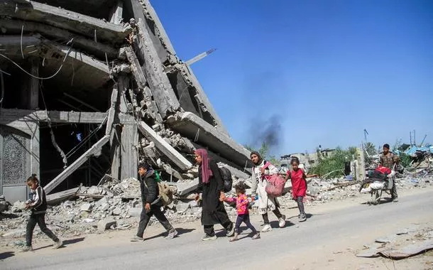 Palestinos deixam parte norte de Gaza em meio a operação militar israelense, em Jabalia, no norte da Faixa de Gaza
22/10/2024
