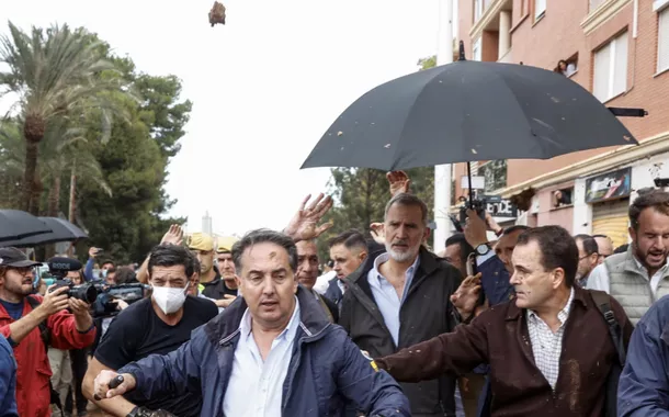 Pessoas jogam lama no rei Felipe, Paiporta, Espanha, 3 de novembro de 2024