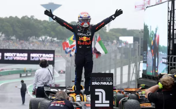 Fórmula 1 - Grande Prêmio de São Paulo - Autódromo José Carlos Pace, São Paulo, Brasil - 3 de novembro de 2024 Max Verstappen, da Red Bull, comemora a vitória no Grande Prêmio de São Paulo 