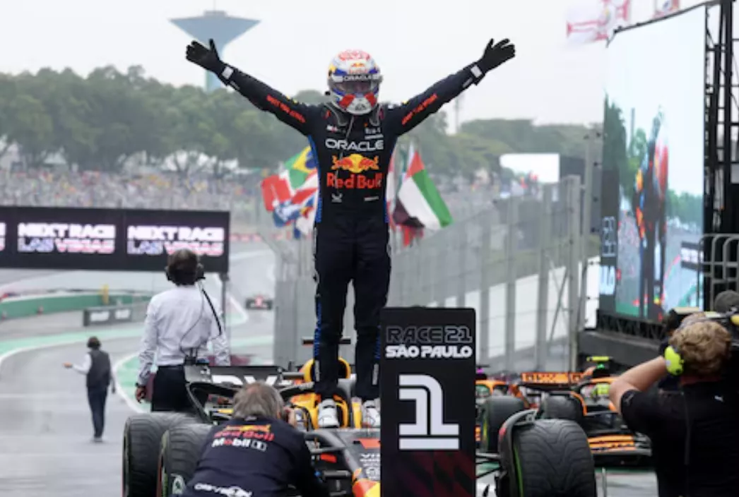 Fórmula 1 - Grande Prêmio de São Paulo - Autódromo José Carlos Pace, São Paulo, Brasil - 3 de novembro de 2024 Max Verstappen, da Red Bull, comemora a vitória no Grande Prêmio de São Paulo