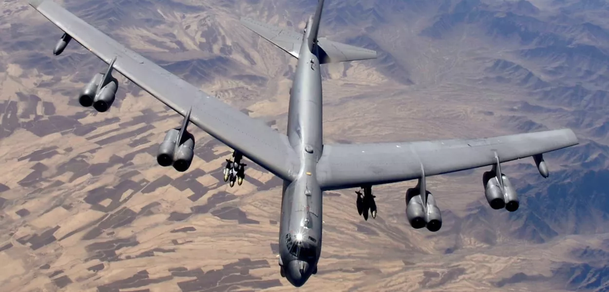Um B-52 Stratofortress, pilotado pelo capitão Will Byers e pelo major Tom Aranda, se prepara para reabastecer no Afeganistão durante uma missão de apoio aéreo aproximado nesta foto de folheto sem data