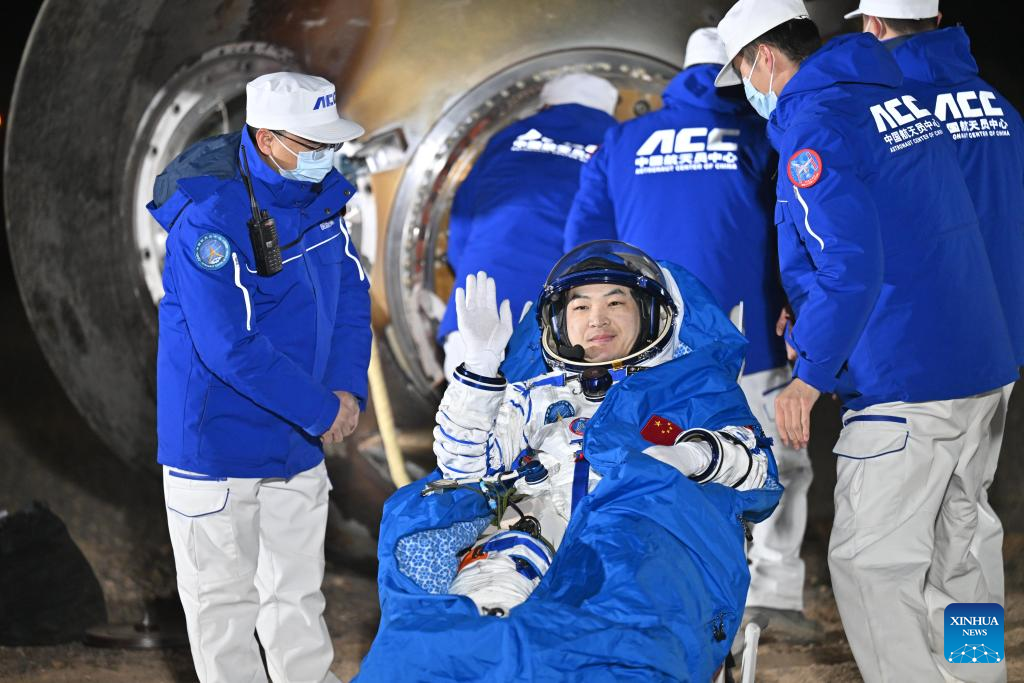 Astronautas chineses retornam à Terra em segurança