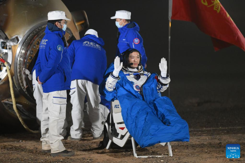 Astronautas chineses retornam à Terra em segurança