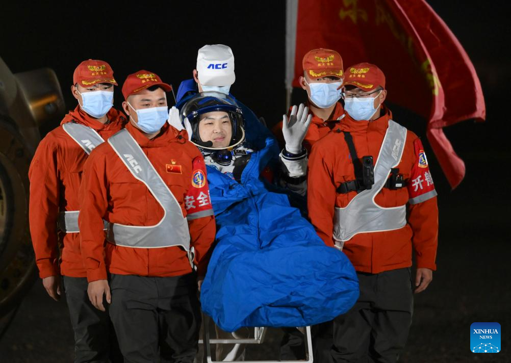 Astronautas chineses retornam à Terra em segurança