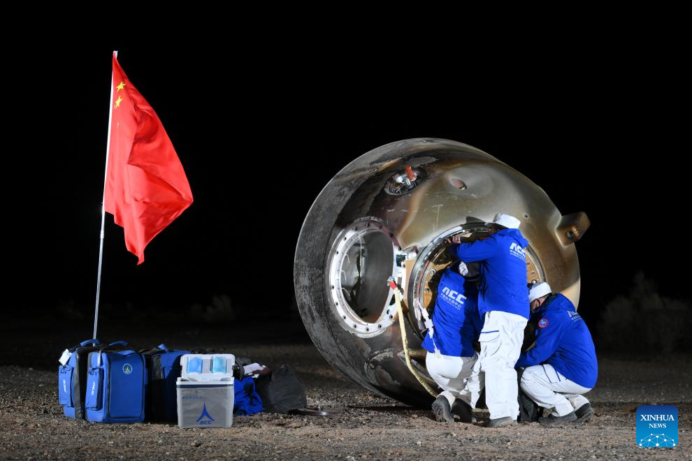 Astronautas chineses retornam à Terra em segurança