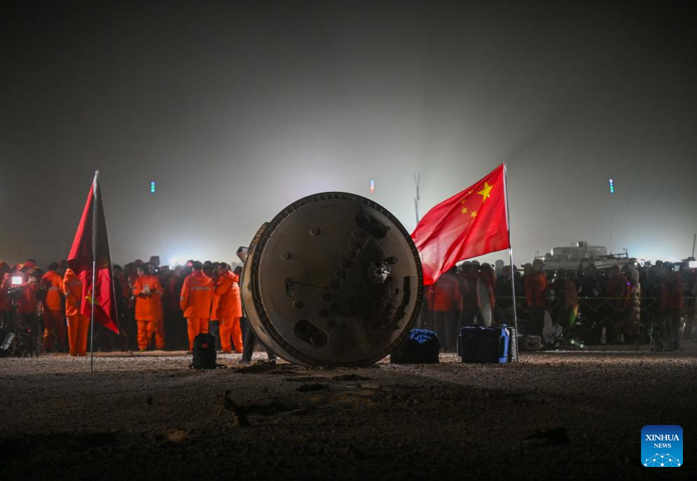 Astronautas chineses retornam à Terra em segurança